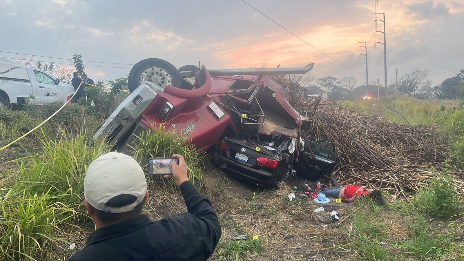 Vuelca camión cañero y aplasta auto en Cuitláhuac; hay un muerto