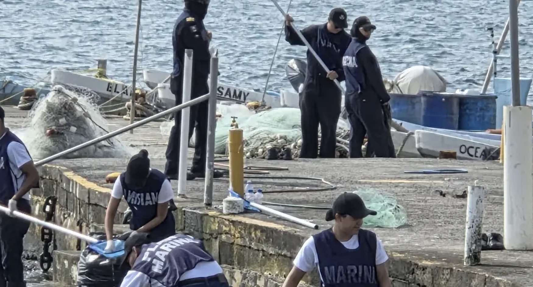 Chapopote en Veracruz afecta a 100 pescadores; Semar limpia