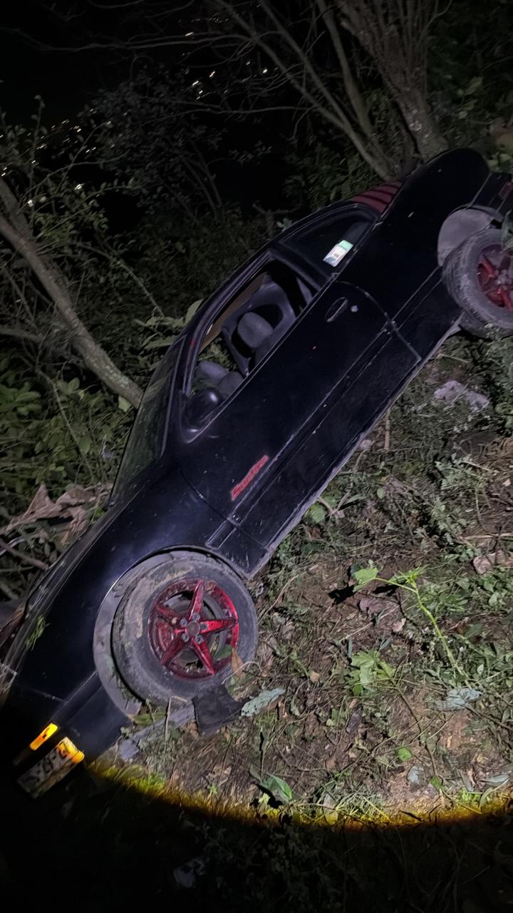 Auto cae a barranco en Ciudad Mendoza; hay dos lesionados