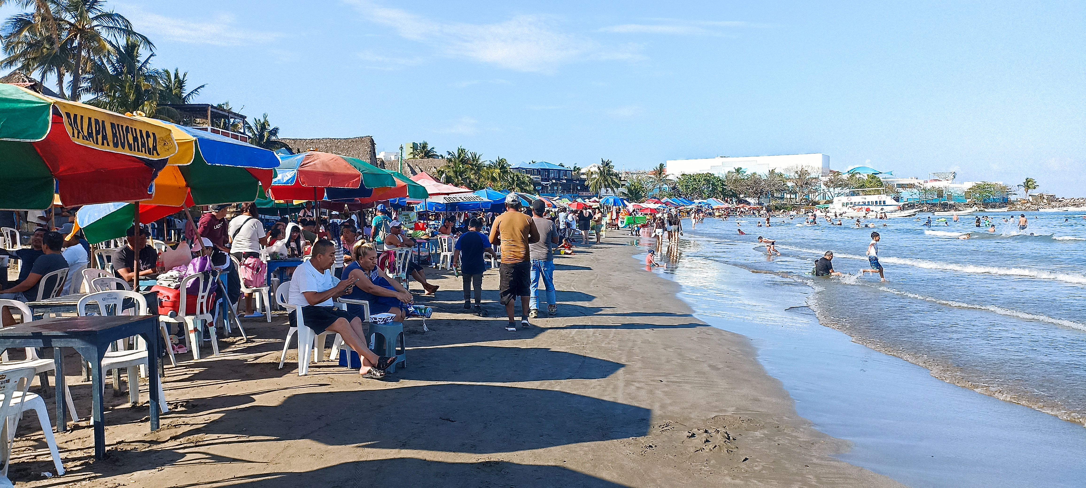 Disfrutan del sol, la arena, el mar y de la gastronomía veracruzana en el inicio de las vacaciones