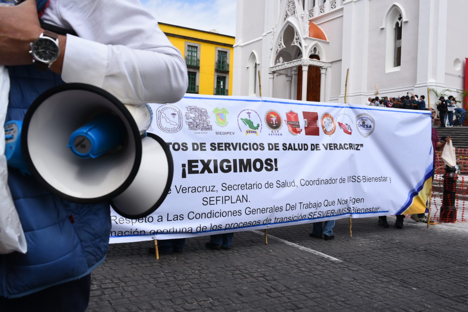 Protestan trabajadores de Salud para exigir certeza ante IMSS-Bienestar