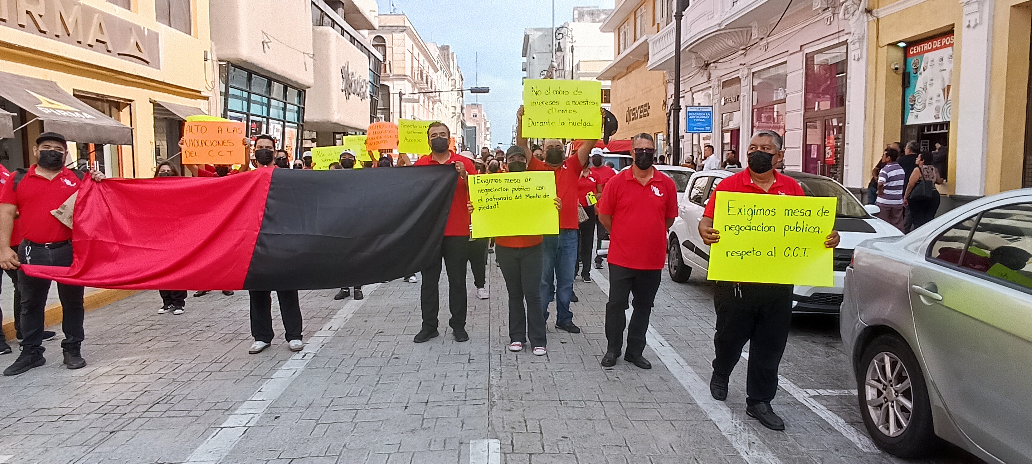 Marchan sindicalizados del Monte de Piedad en Veracruz a seis meses del inicio de la huelga por violaciones laborales