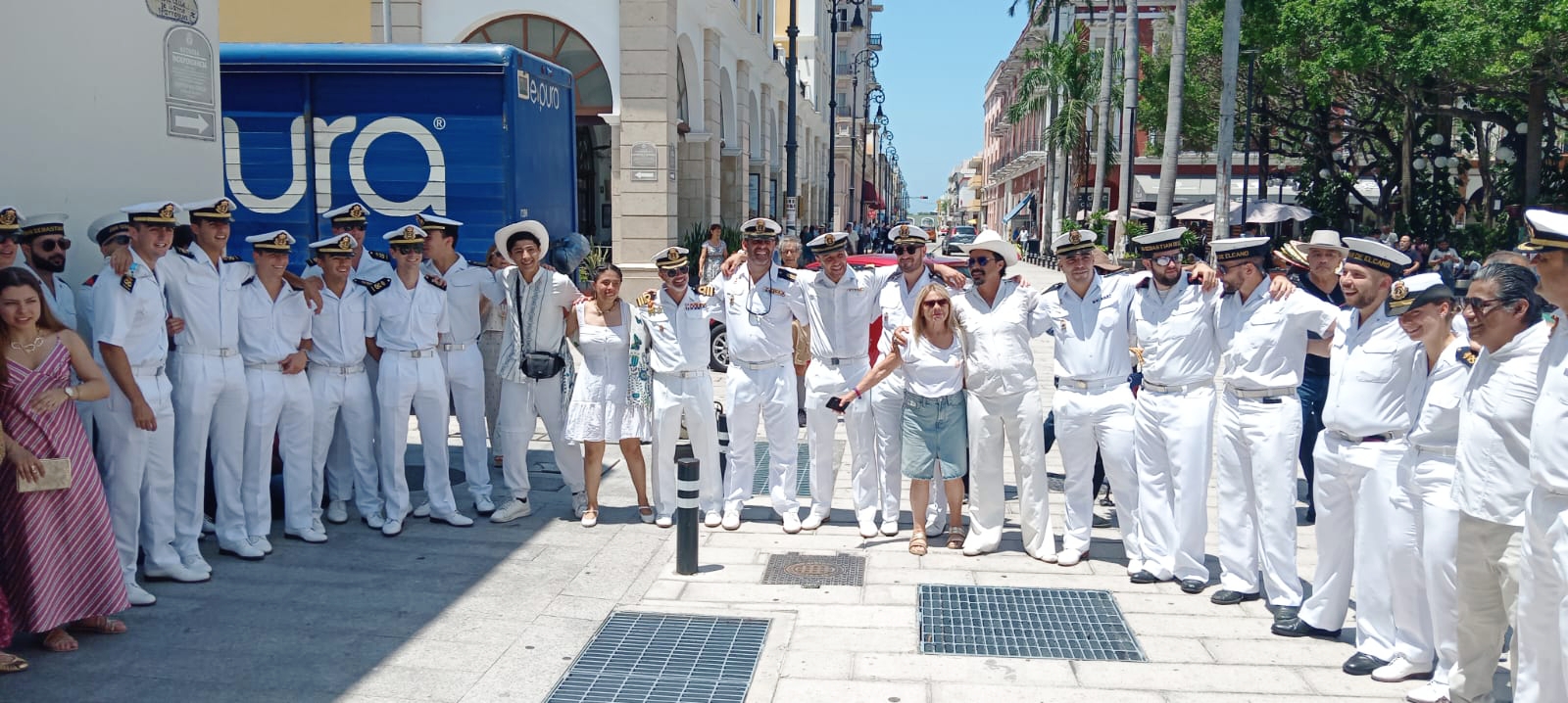 Recorre tripulación del buque Juan Sebastián de Elcano el Centro Histórico de Veracruz