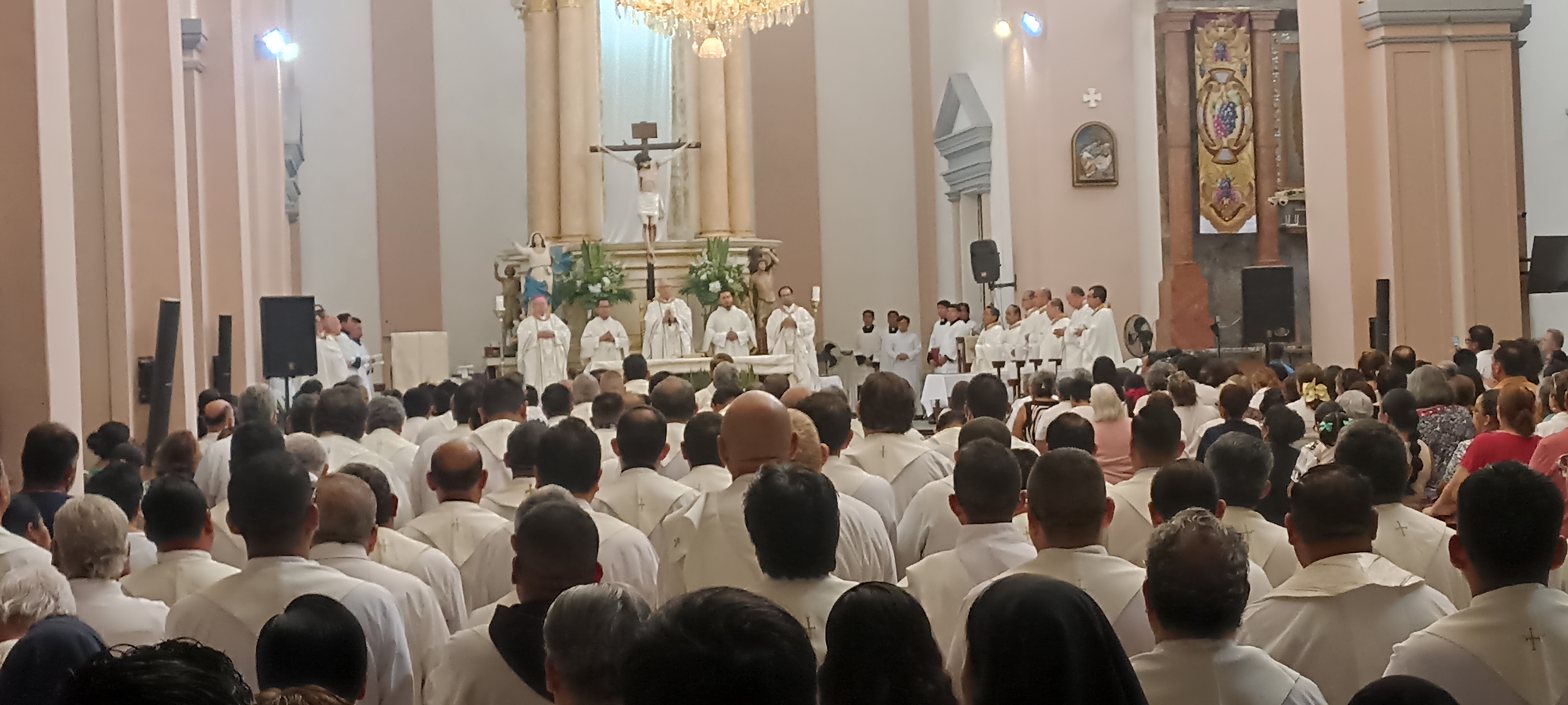 Renuevan sus promesas sacerdotales 170 presbíteros de la diócesis de Veracruz