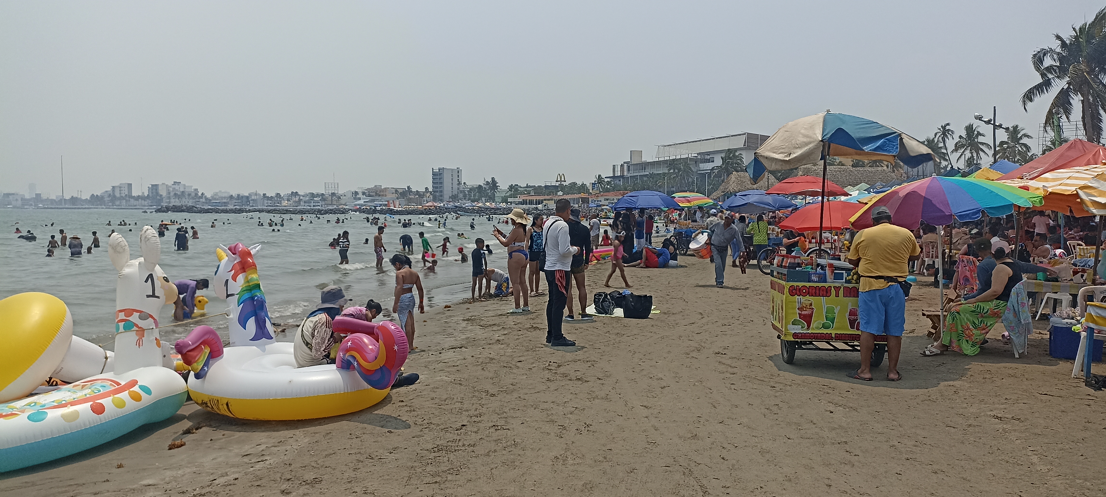 Disfrutan de las playas de la zona conurbada en el Viernes Santo