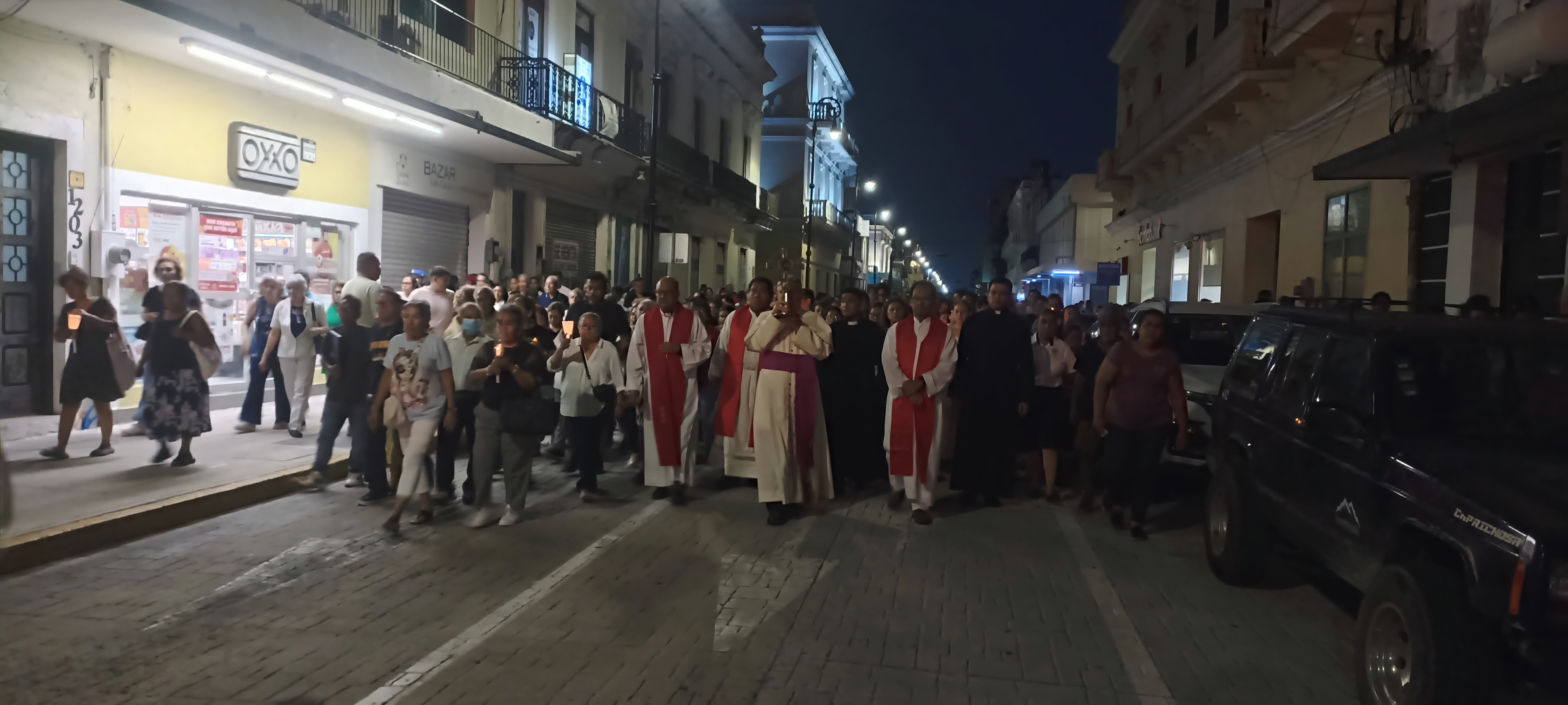 Participan miles de católicos en la procesión del silencio en Veracruz puerto