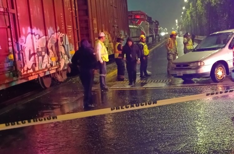 Tren impacta camioneta en cruce ferroviario de Orizaba