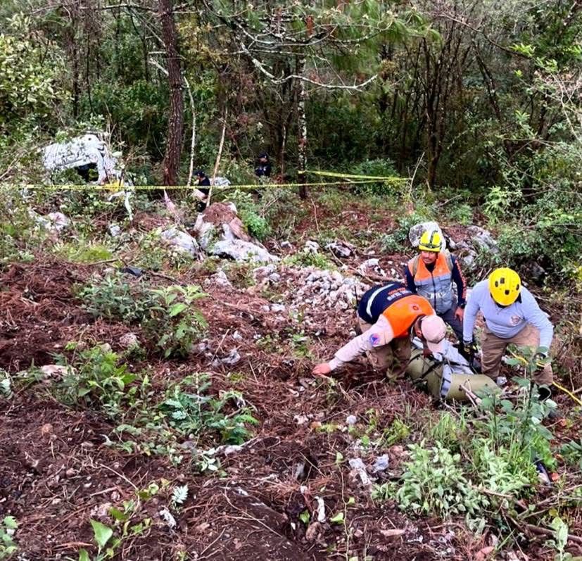 Identifican a tres fallecidos tras caída a barranco en Zongolica
