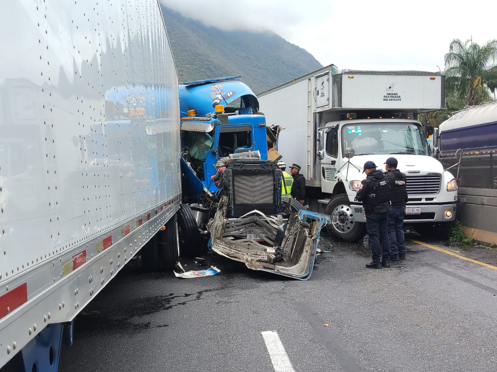 Choque de tráileres cierra autopista Puebla–Orizaba en Nogales
