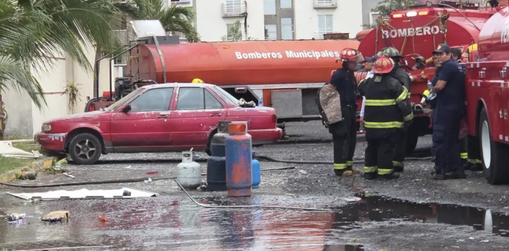 Explosión por gas dañó  8 departamentos en Palma Real, Veracruz