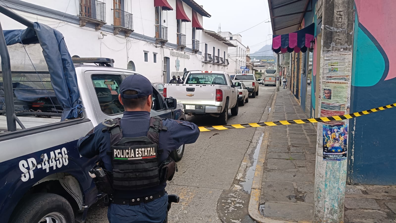 Aseguran a 6 policías y un civil en comandancia de Coscomatepec
