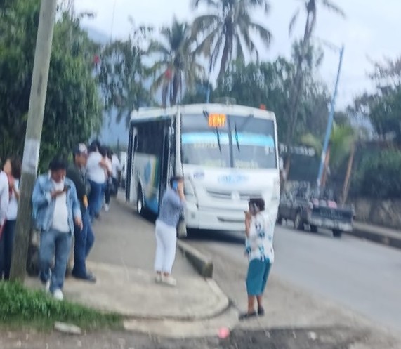 Ataque armado en autobús deja 2 heridos graves en Amatlán