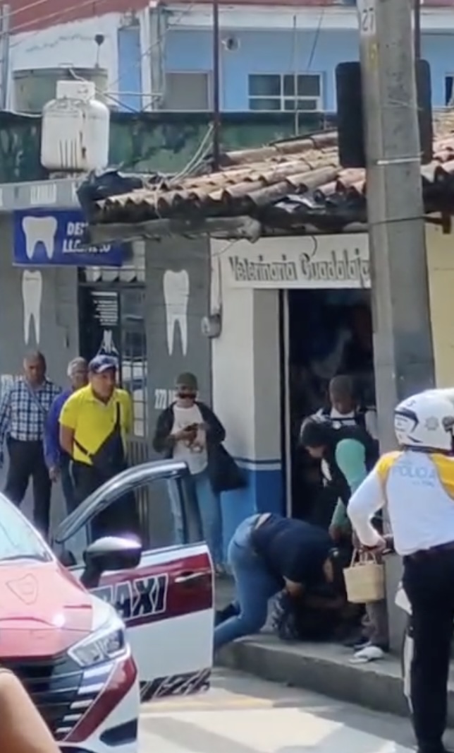 Riña entre taxista y chofer de autobús en Orizaba