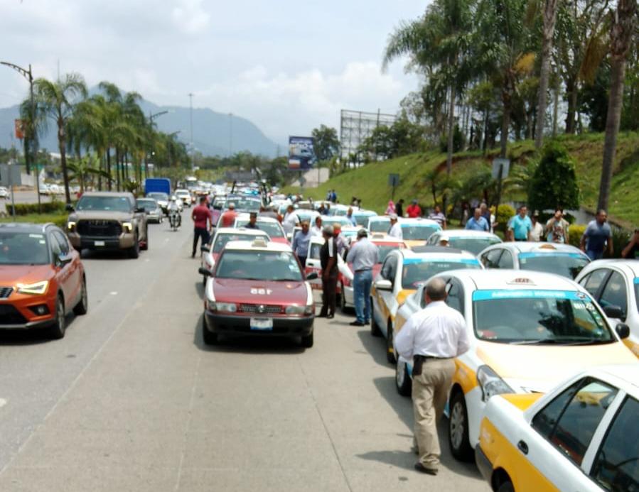 Taxistas protestan en Córdoba; exigen aumento de tarifas