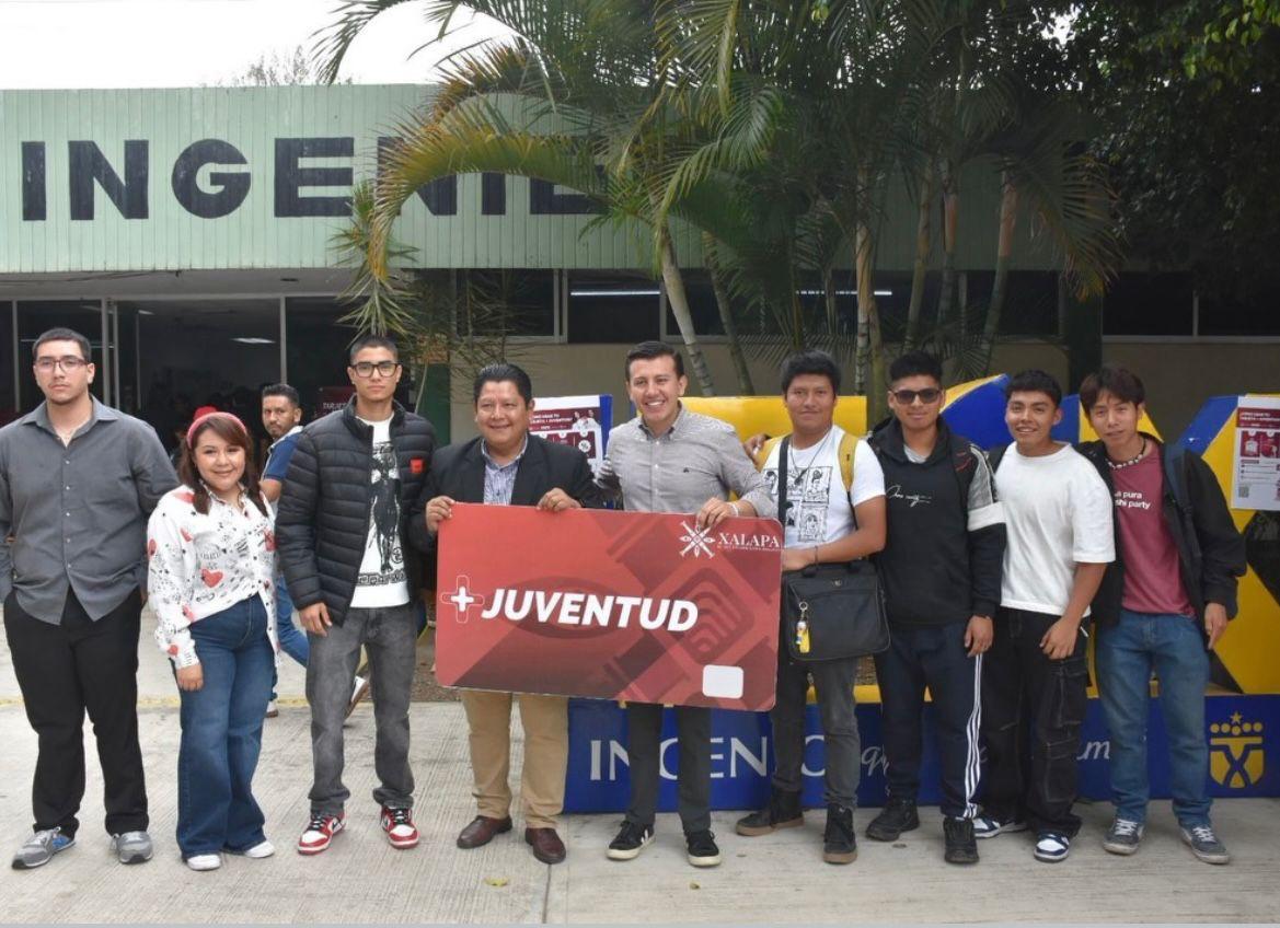 Xalapa entrega más de mil tarjetas +Juventud en un mes
