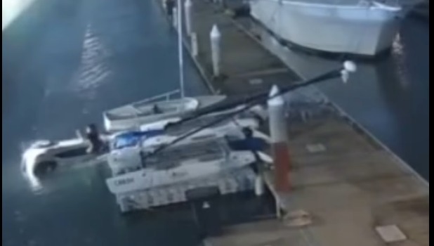Camioneta cae al mar en marina de Veracruz; conductor sale ileso