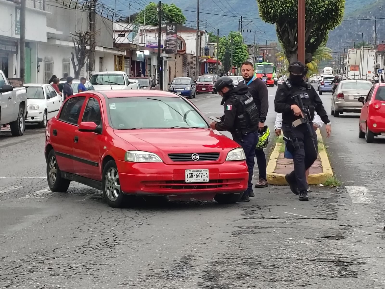 Accidente en Río Blanco deja dos lesionados y conductor huye