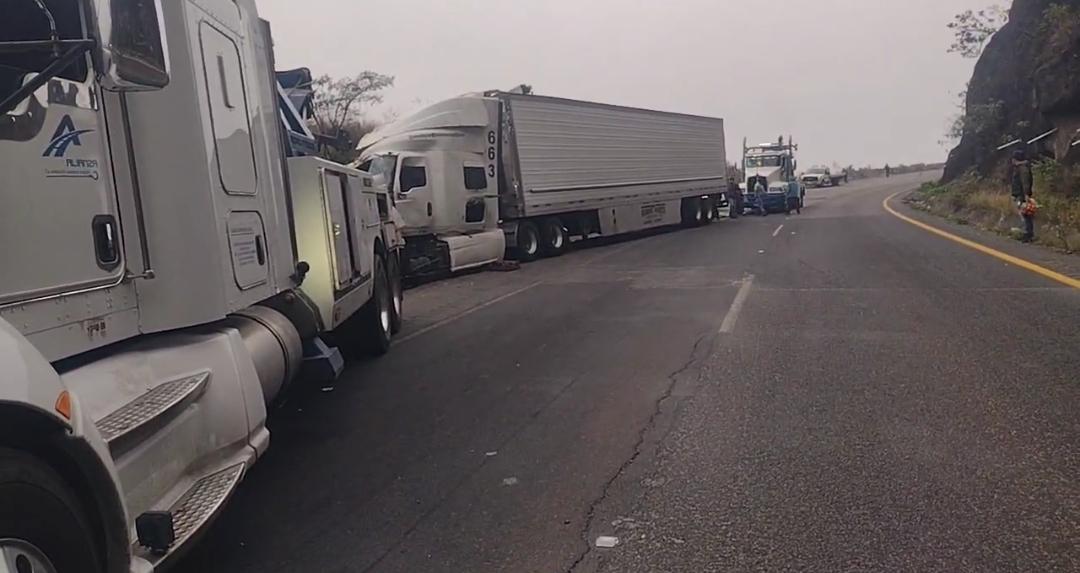 Vuelca tráiler con naranjas en las cumbres de Maltrata