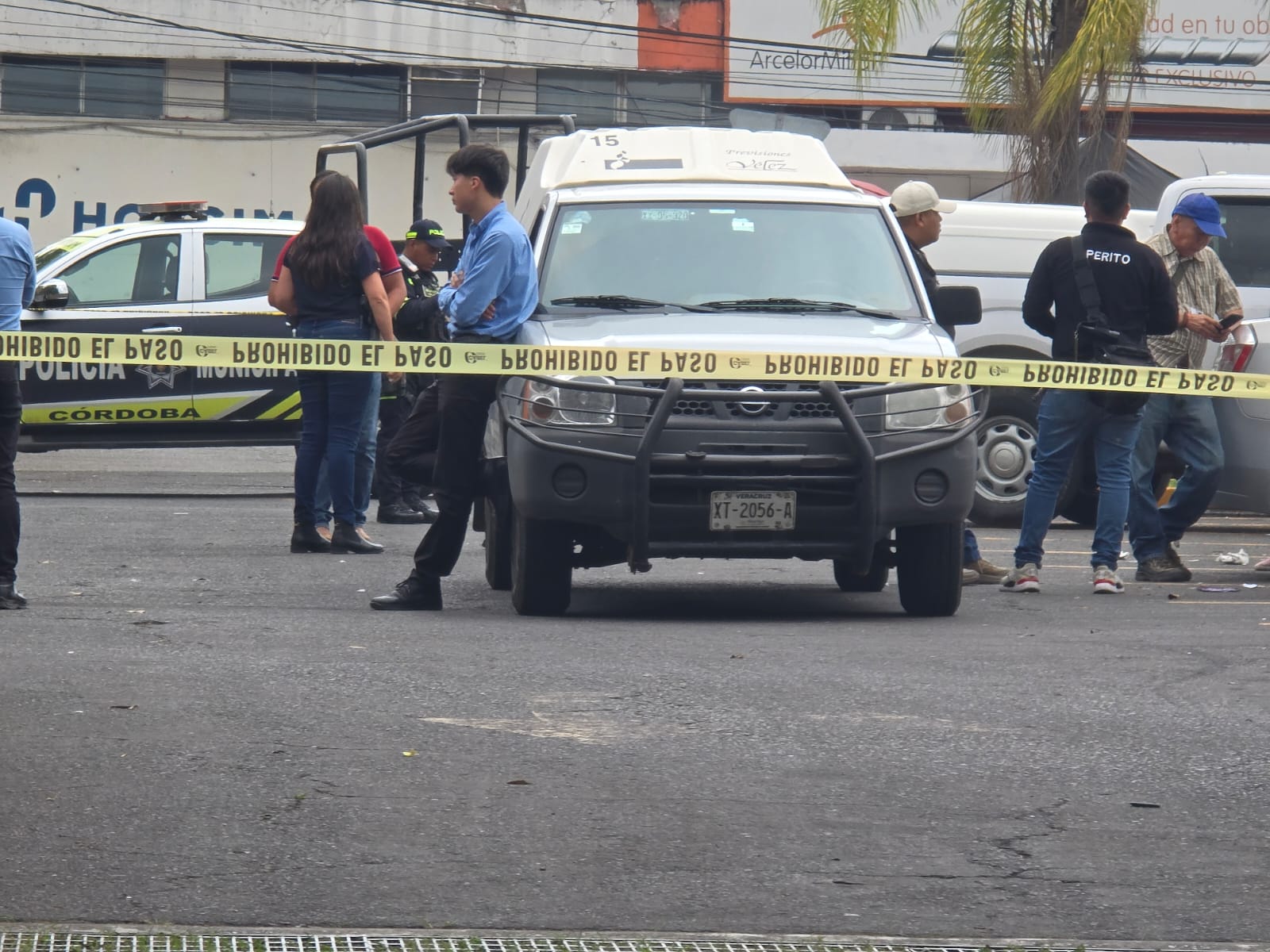 Adulto mayor muere dentro de auto en estacionamiento de Córdoba