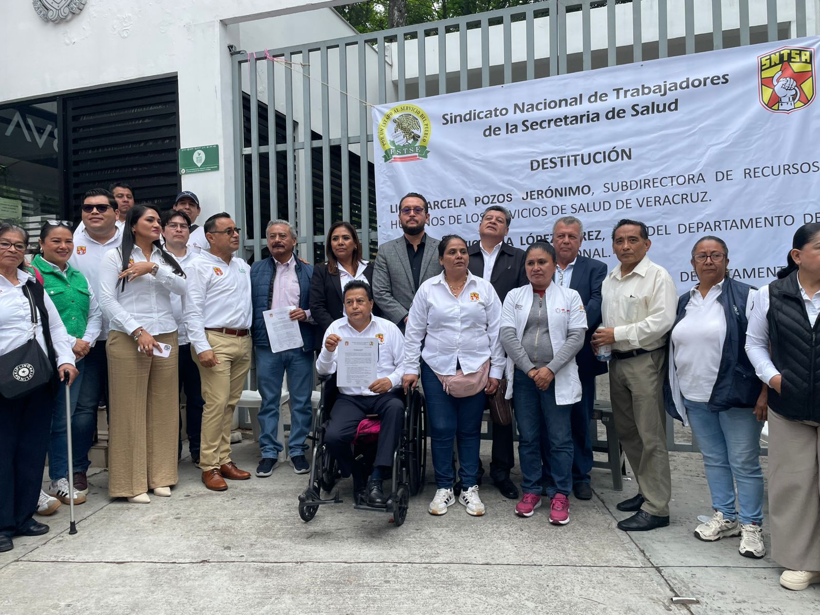 Ahued admite fallas administrativas en Salud tras protestas