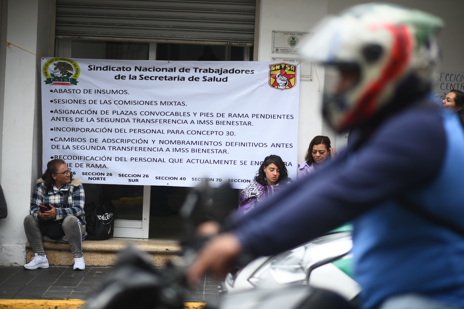 Segundo día de protestas de salud en Veracruz por pagos