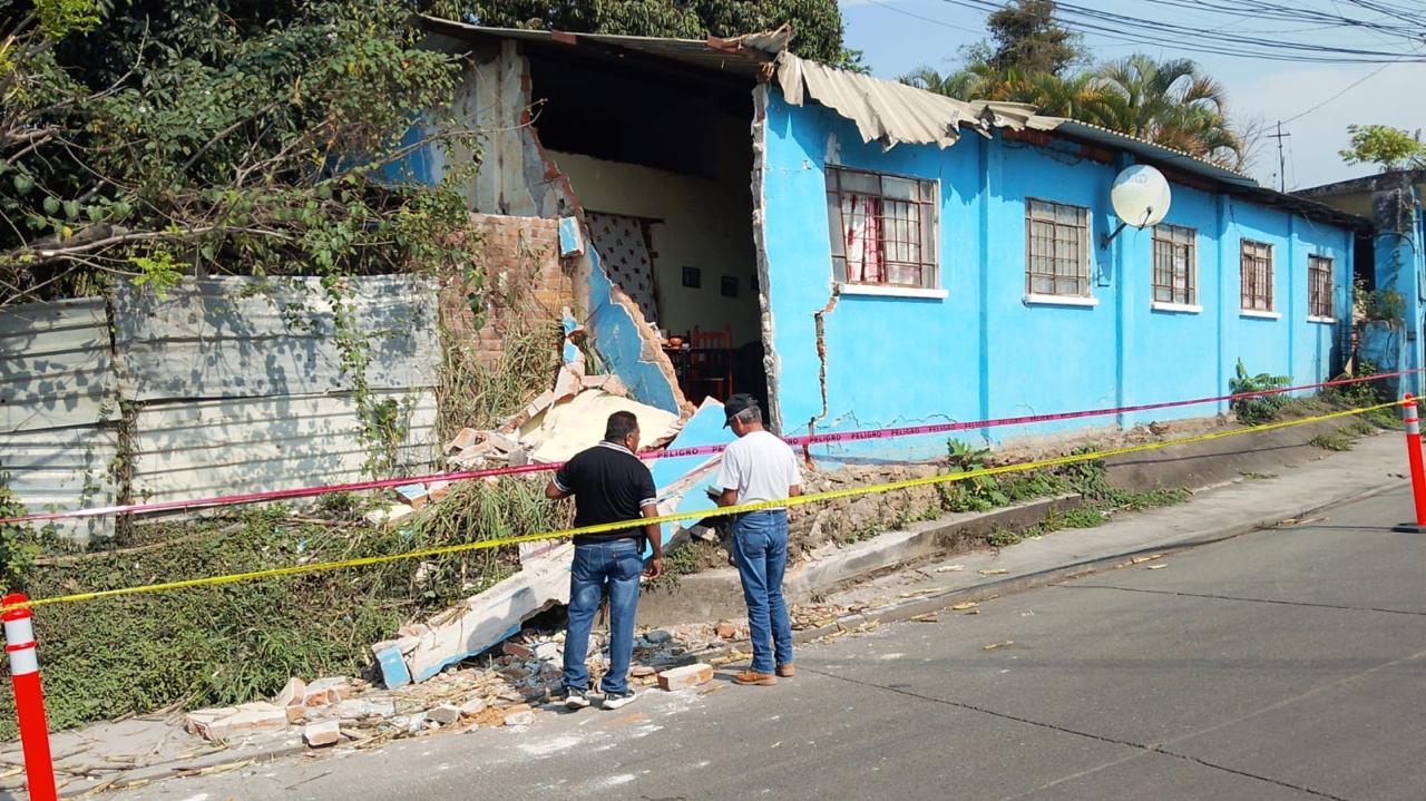 Tractocamión derriba vivienda en Amatlán; no hay heridos