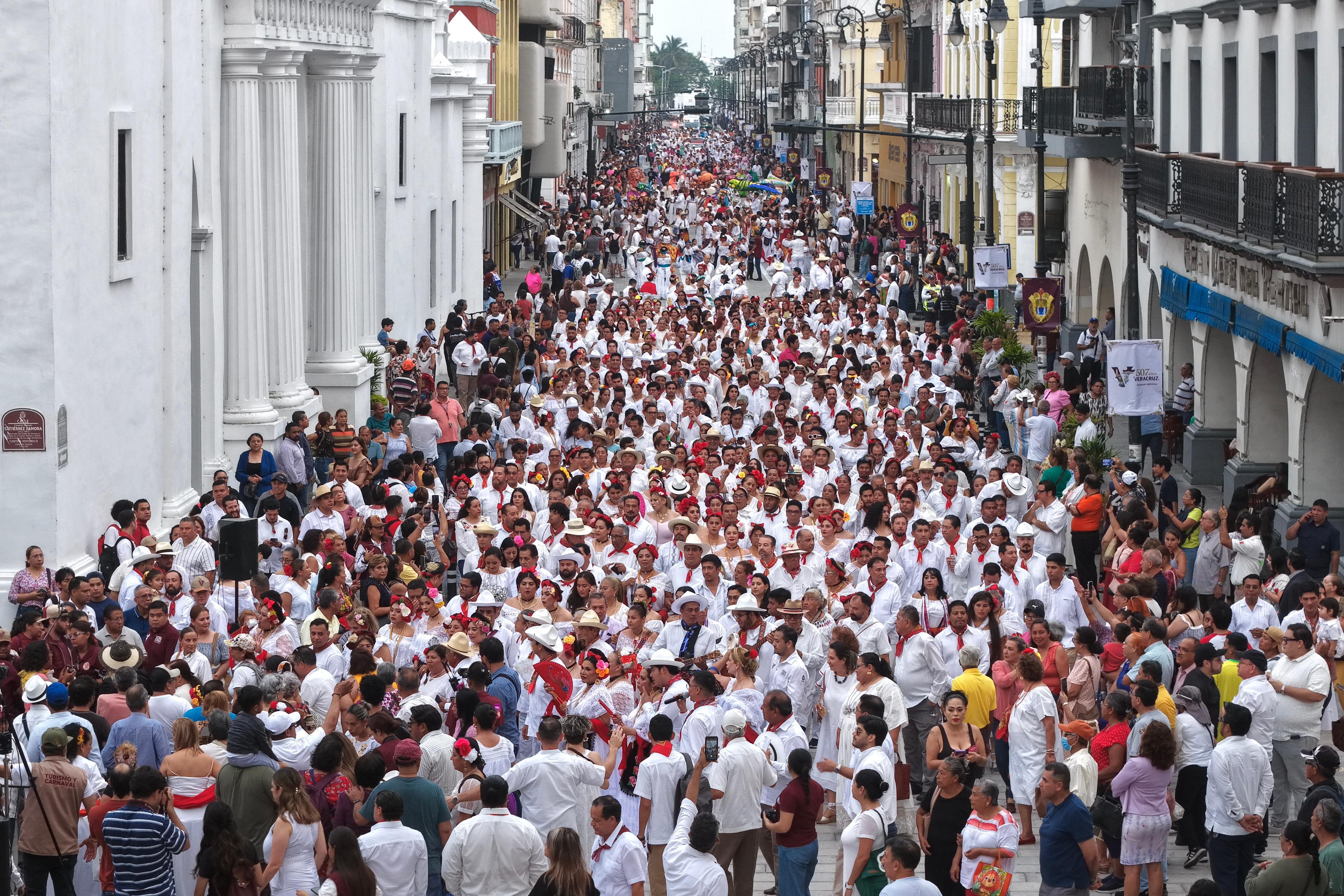 Magno Desfile de la Veracruzaneidad reúne a miles de jarochas y jarochos en el Centro Histórico