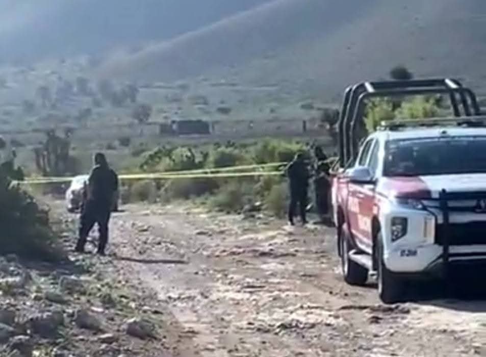 Hallan a dos hombres sin vida dentro de un automóvil en la carretera Tehuacán-Orizaba