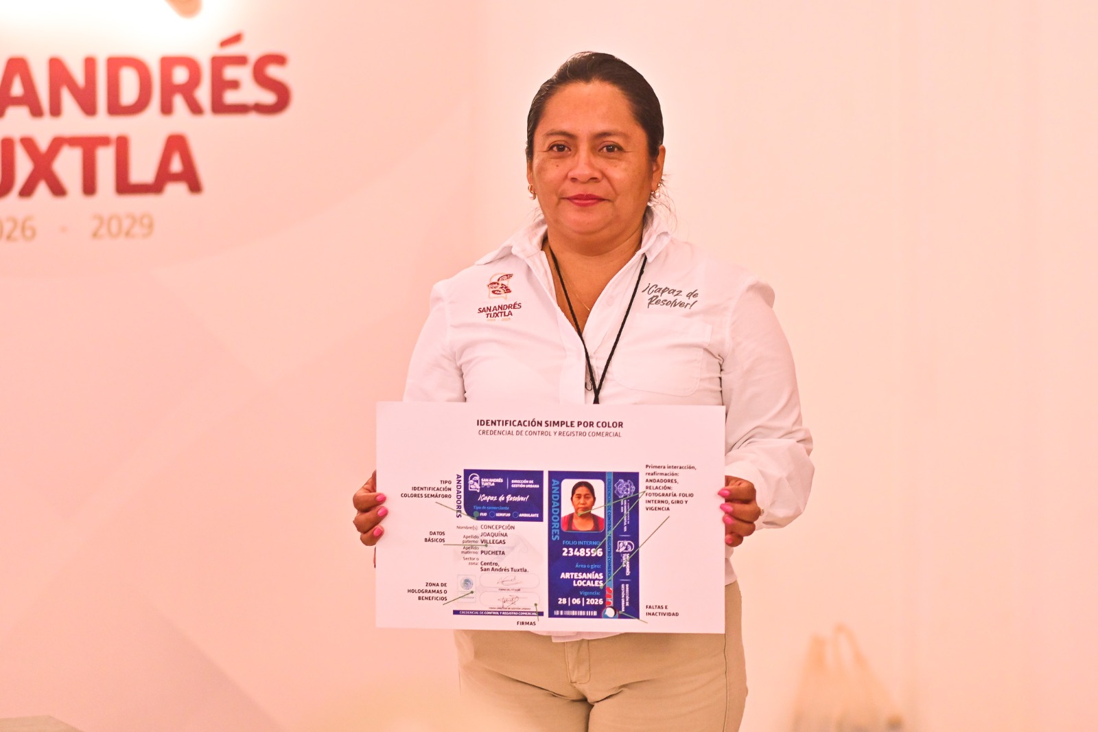 Credencializan a vendedores en parque Lerdo de San Andrés Tuxtla