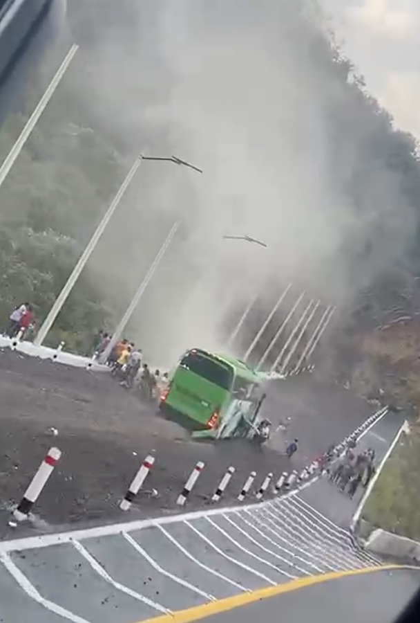 Autobús se queda sin frenos en Maltrata; evitan tragedia