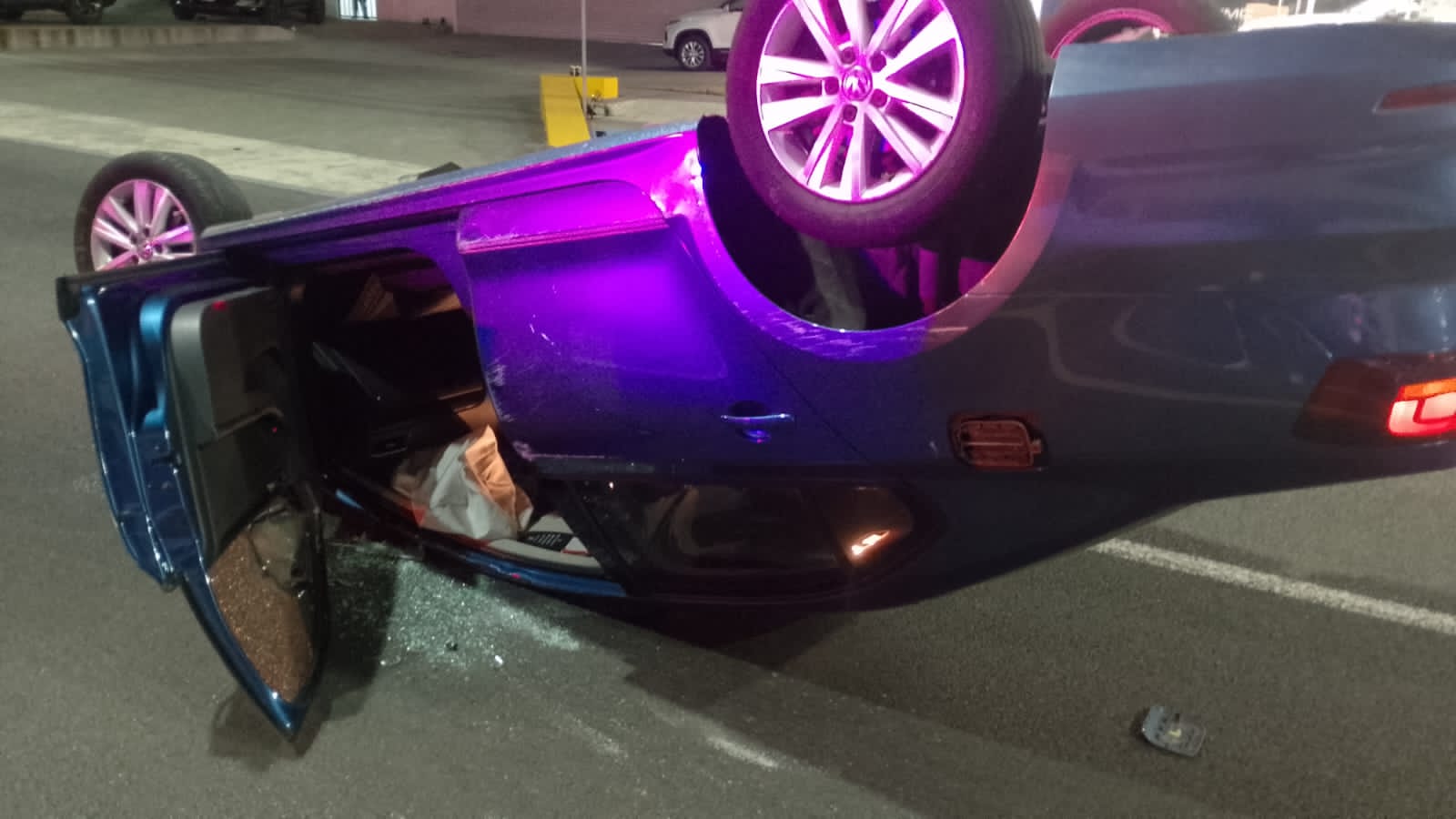 Auto particular choca contra palmera y queda volcado en el centro de Orizaba