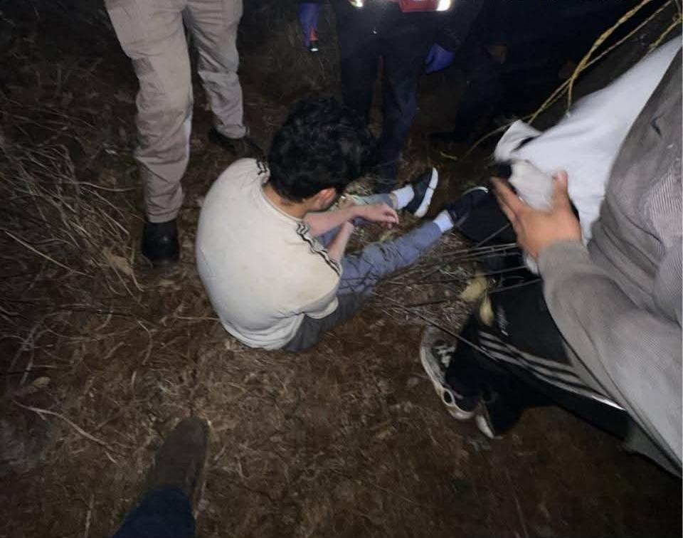Localizan con vida a joven extraviado en sierra de Atzompa