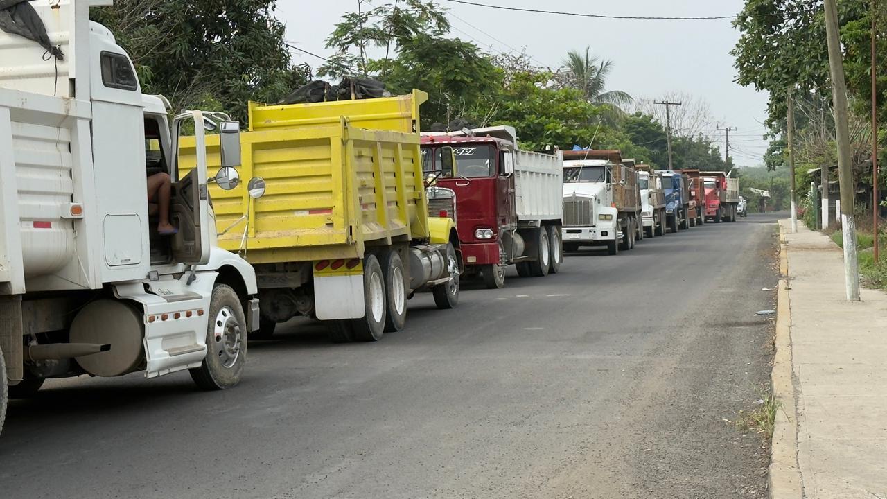 Paso de 60 camiones diarios de carga pone en riesgo a población de Paso del Pital, Tihuatlán