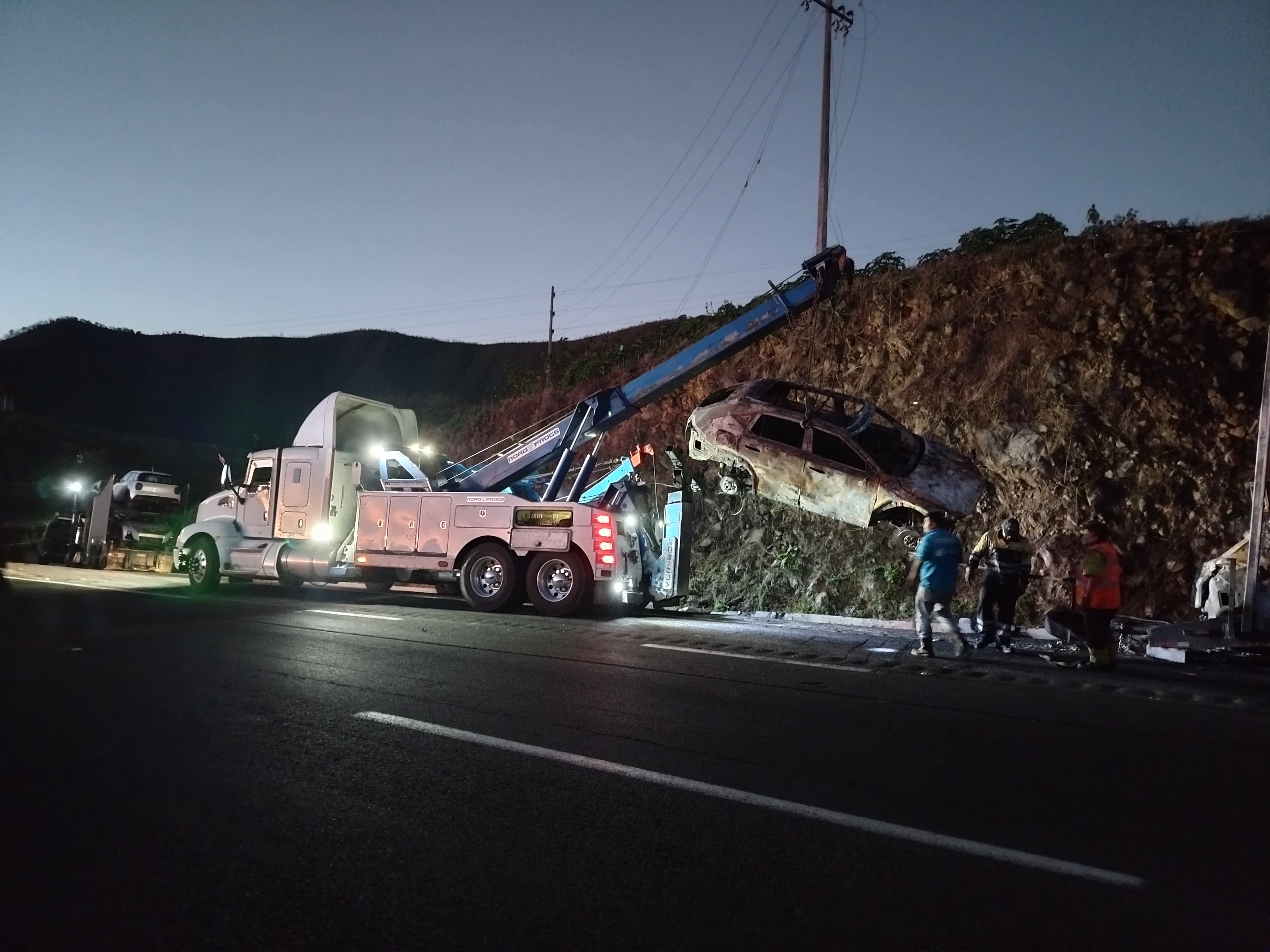 Se incendia nodriza con camionetas de lujo en Maltrata