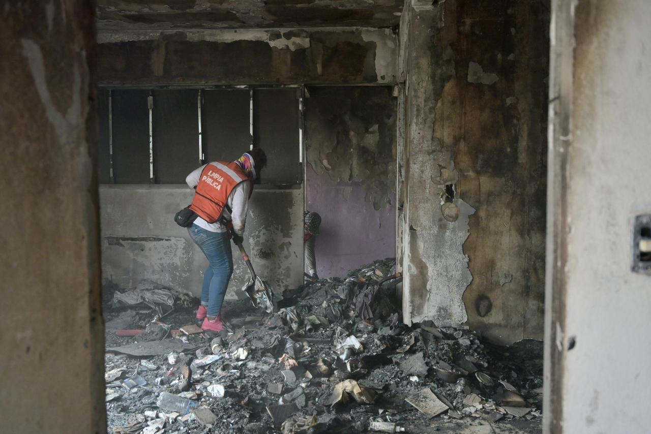Realizan limpieza en departamentos afectados por incendio en Rincón de Palma Real