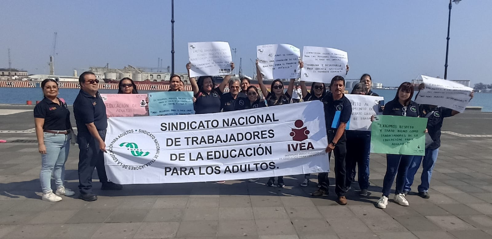 SNTEA protesta en Veracruz por bajos salarios en Día del Trabajo