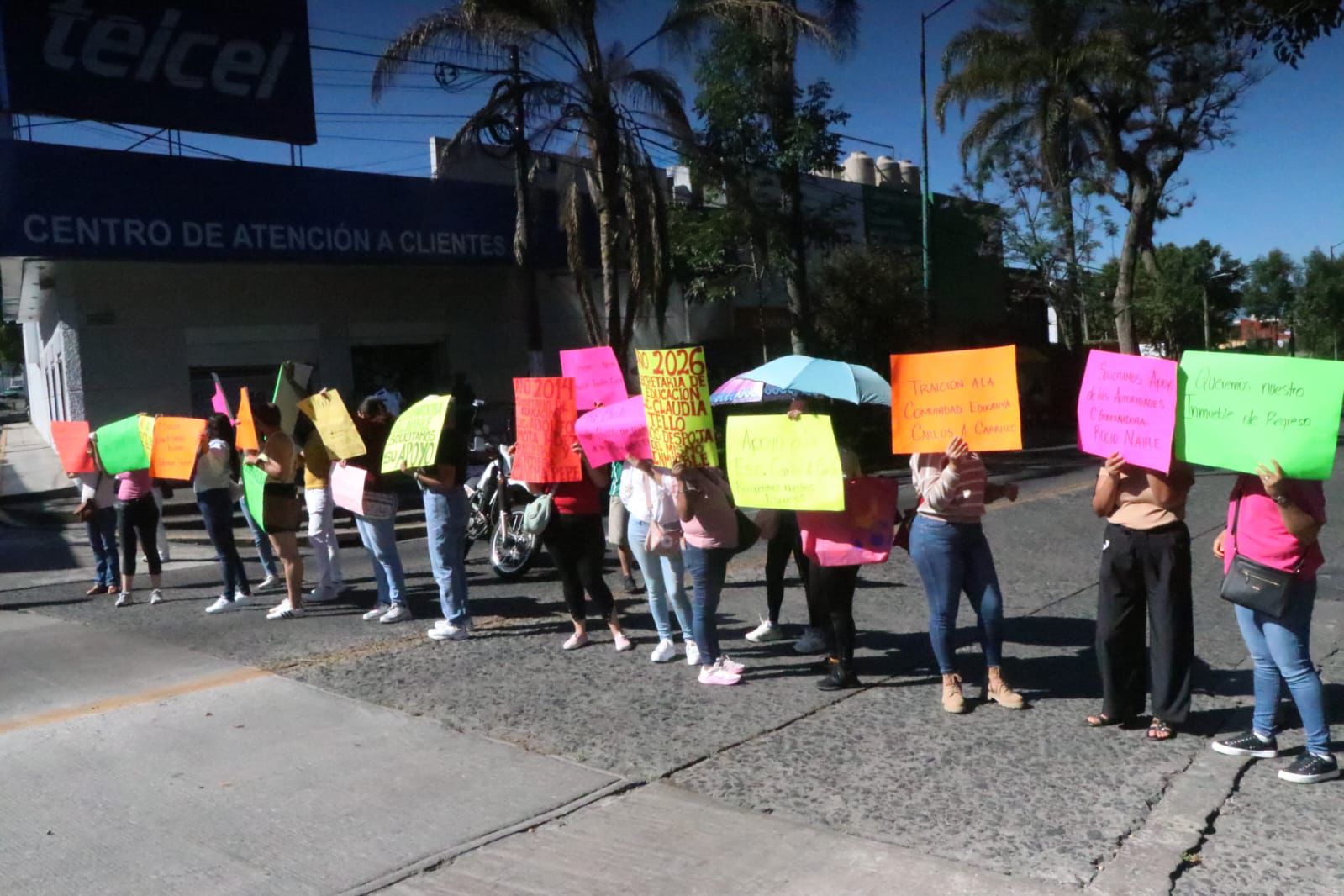 Padres de familia bloquean Ávila Camacho, exigen a SEV devolución de auditorio y estacionamiento