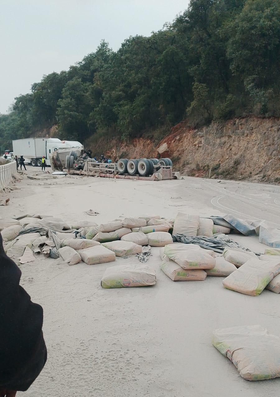 Volcadura de tráiler con cemento cierra autopista en Maltrata