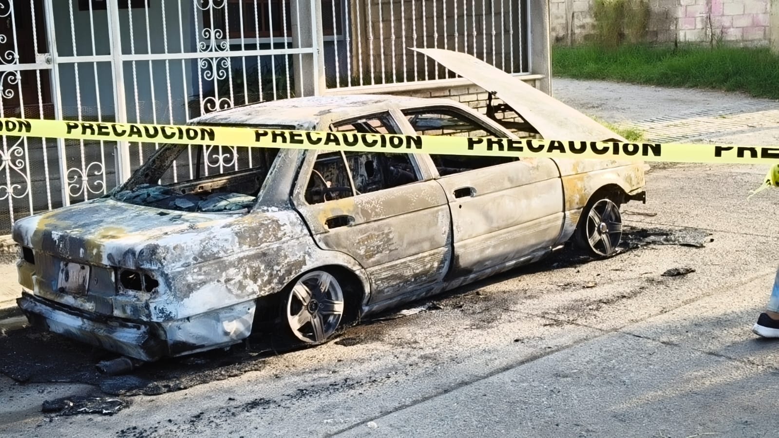 Taxi termina calcinado en calles de Rafael Delgado