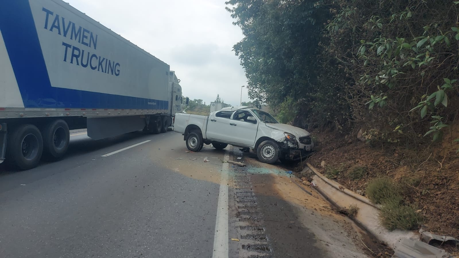 Camioneta particular vuelca en las cumbres de Maltrata