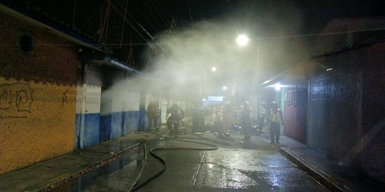Incendio consume consultorio dental en Río Blanco; rescatan a perro