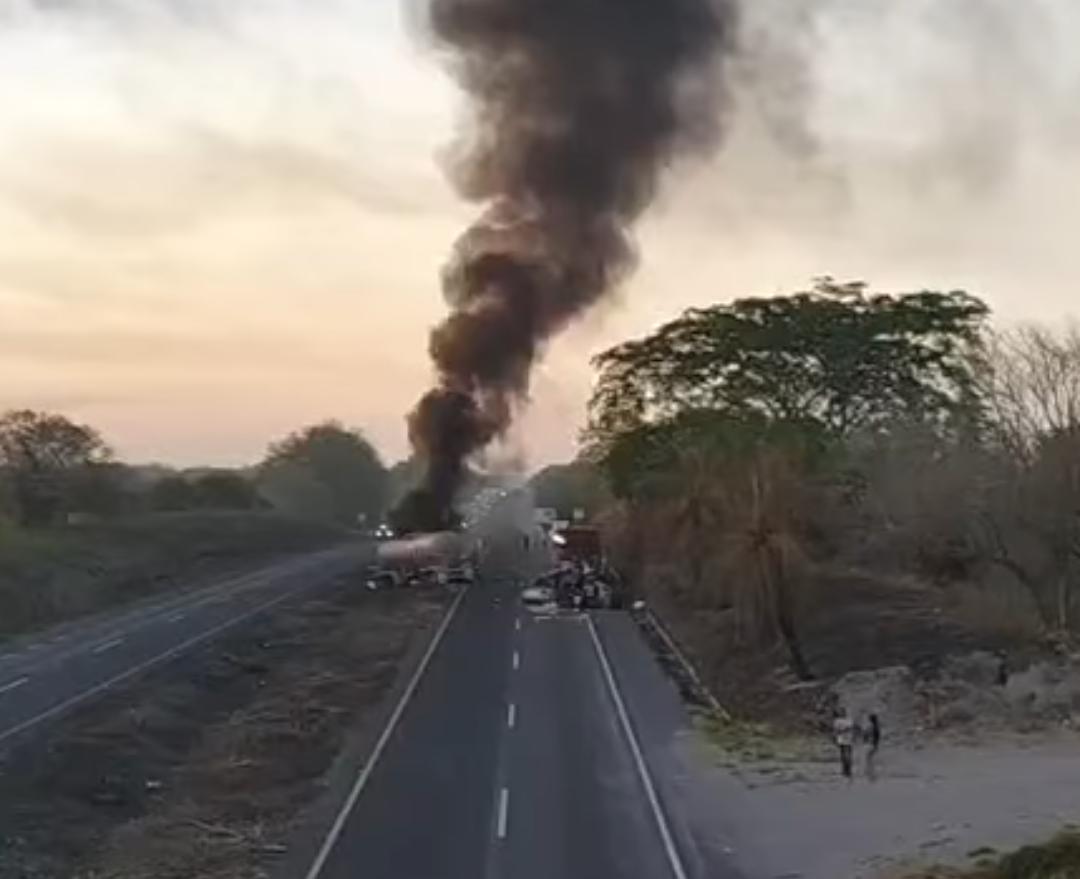 Choque de tráileres en Tierra Blanca provoca incendio en la autopista La Tinaja-Isla