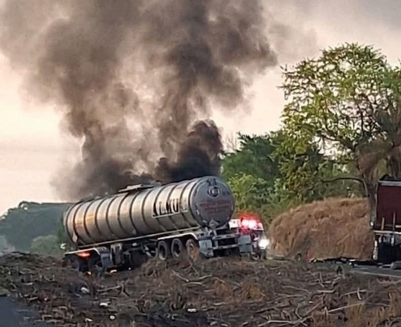 Cierran la autopista La Tinaja-Cosoleacaque por choque por alcance e incendio de pipa