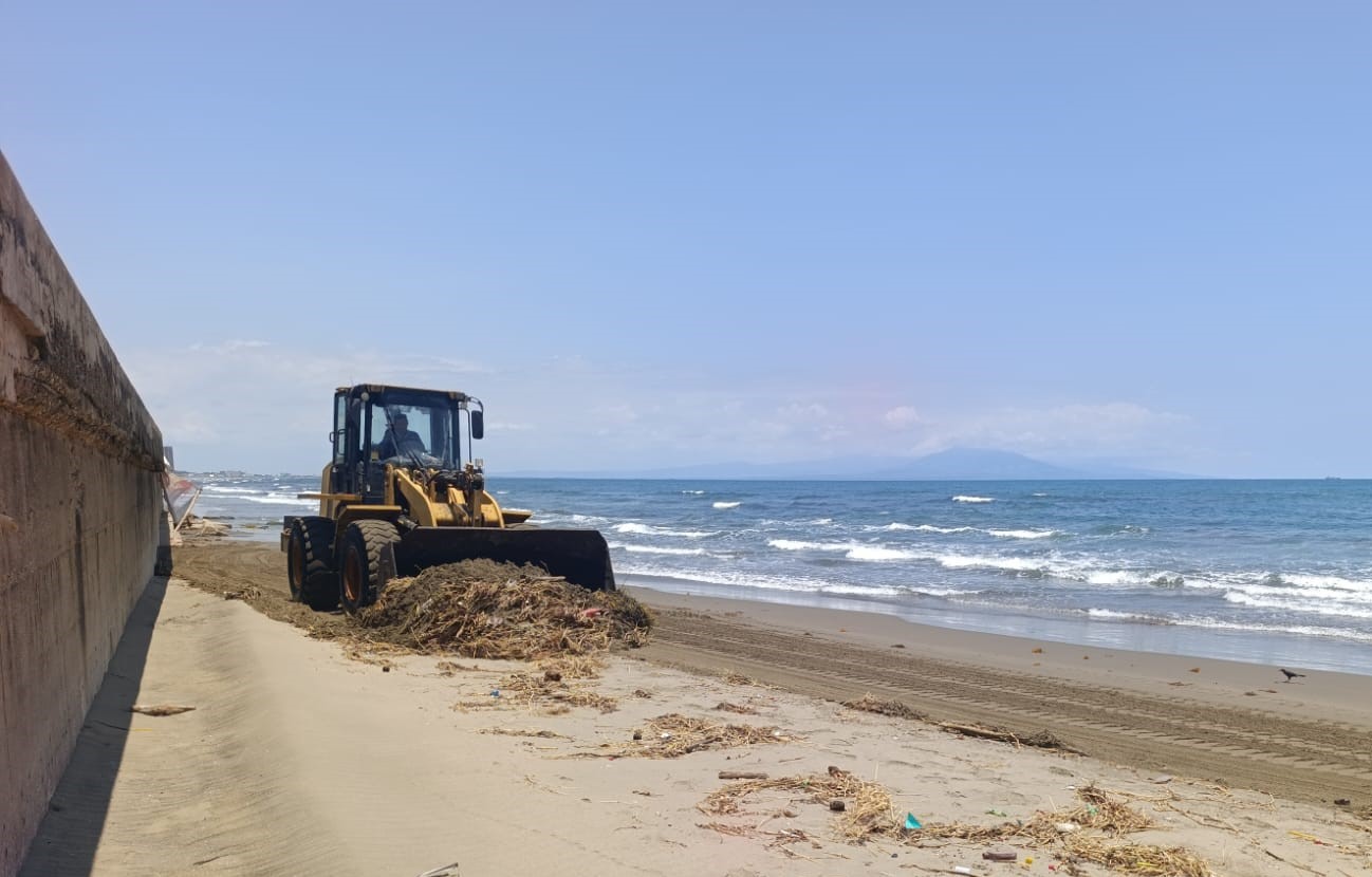 Llega sargazo e hidrocarburos a playas de Coatzacoalcos