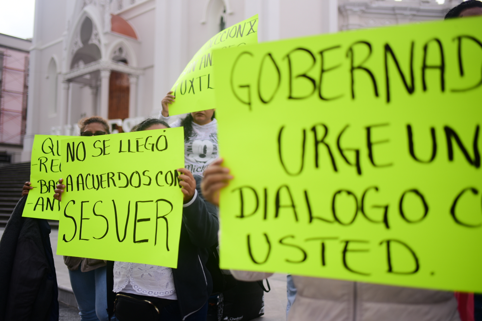 Protestan trabajadores despedidos de Sesver