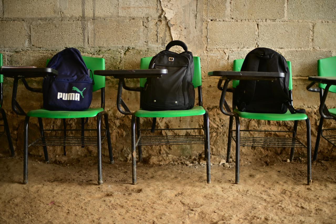 Entre lonas y láminas, maestros mantienen escuela primaria