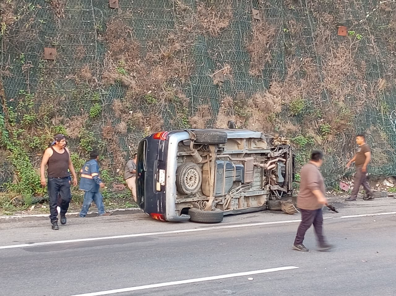 Volcadura en Huiloapan deja dos lesionados en la Puebla-Orizaba