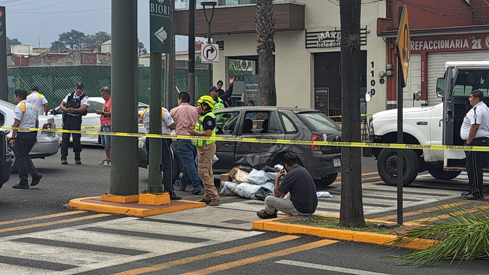 Choque en Orizaba derriba palmera y cierra Calle Real
