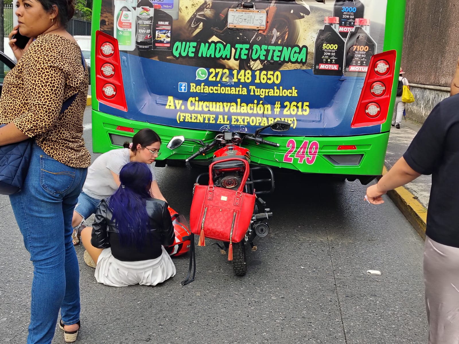 Motociclista choca contra autobús en Río Blanco y resulta herida