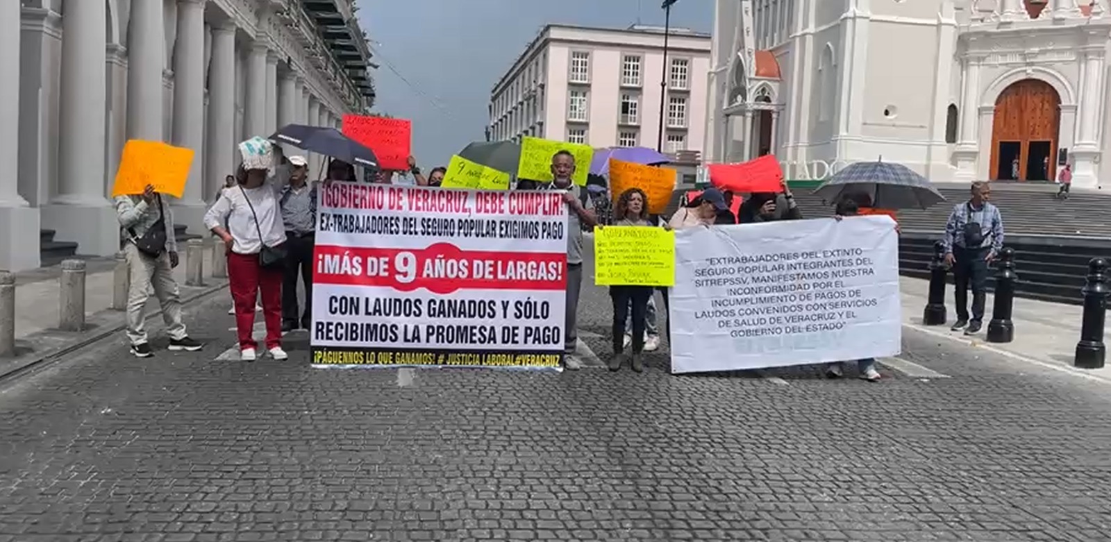 Extrabajadores del Seguro Popular bloquean centro de Xalapa